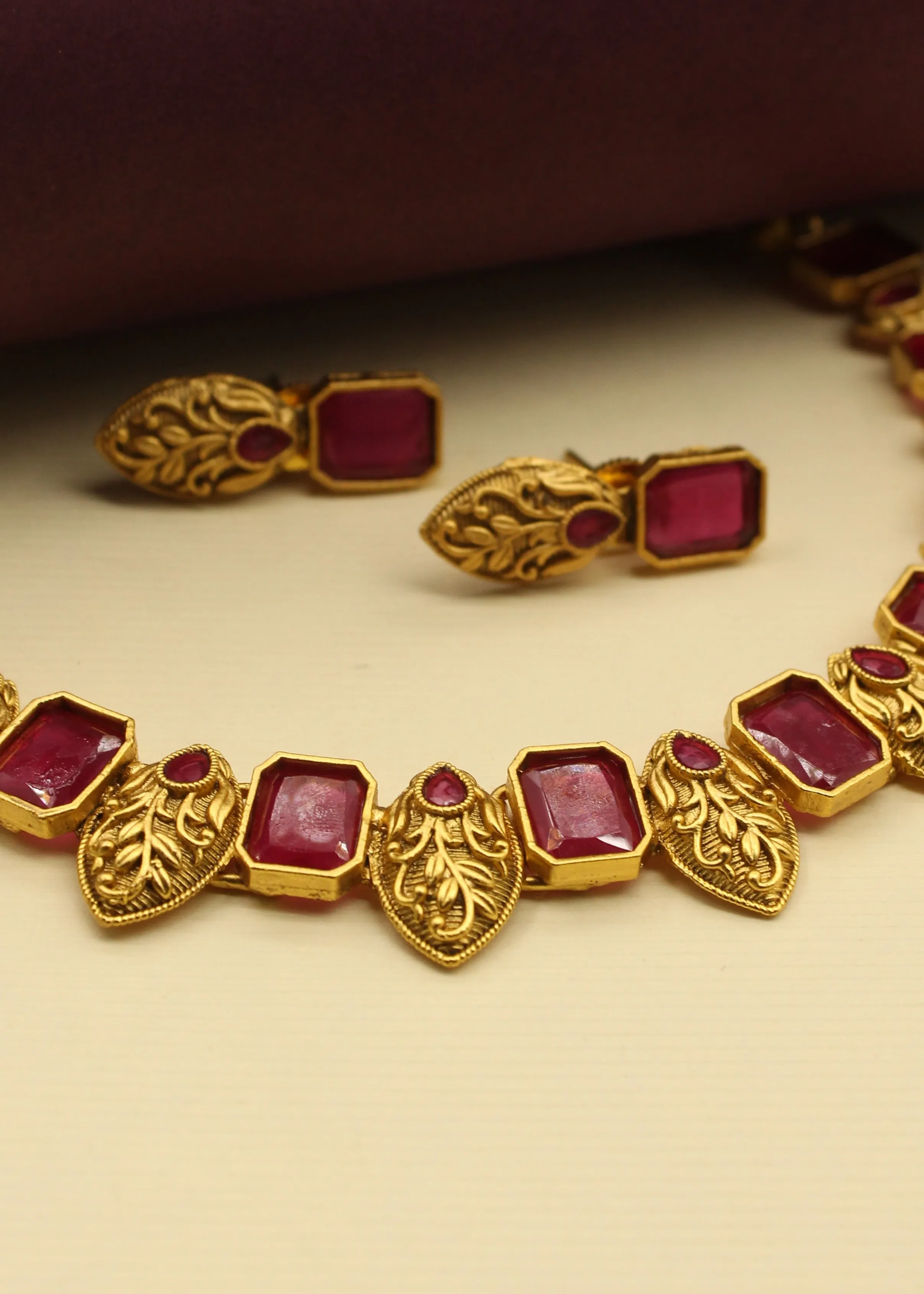 REGAL AHILYA NECKLACE