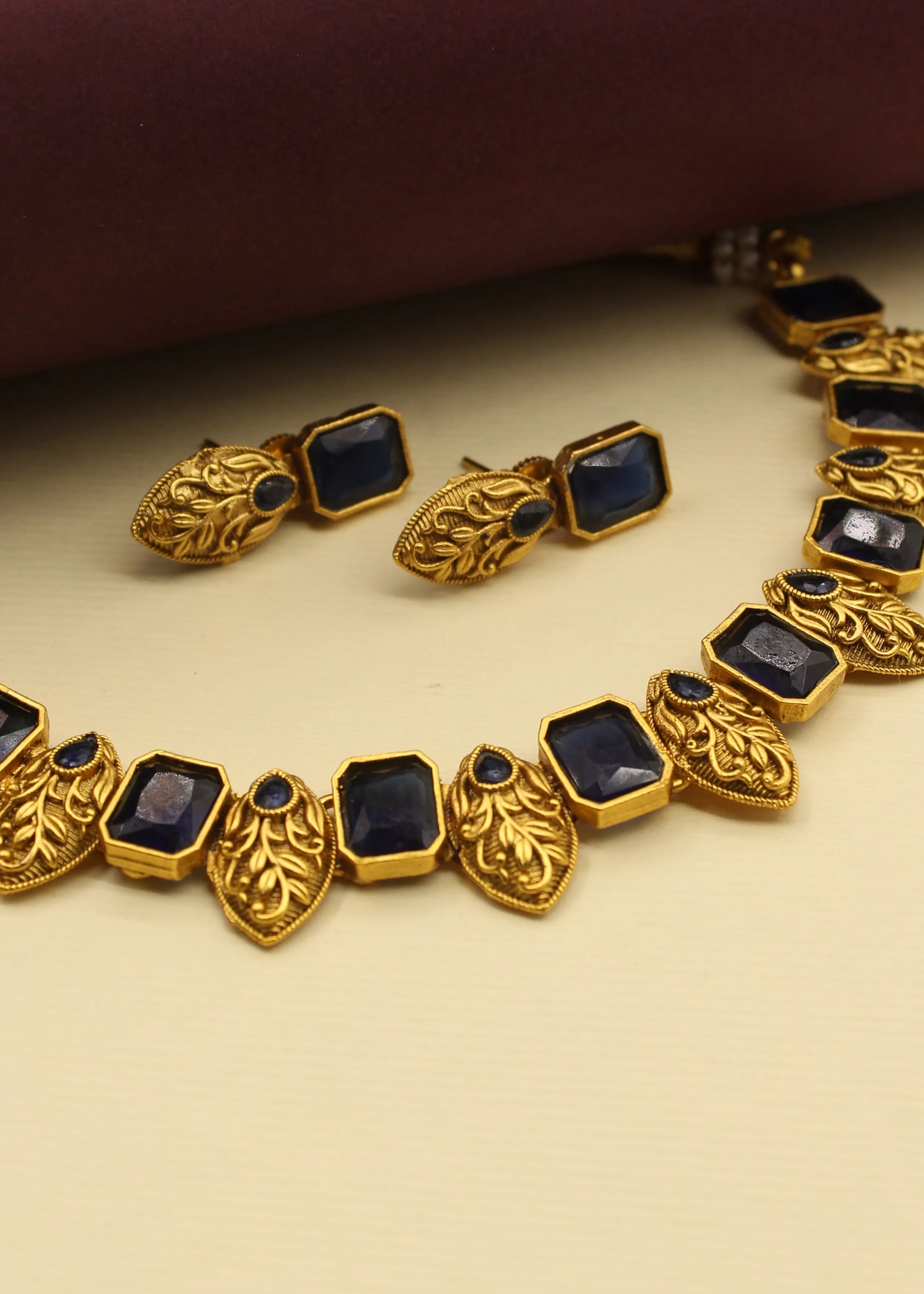 REGAL AHILYA NECKLACE