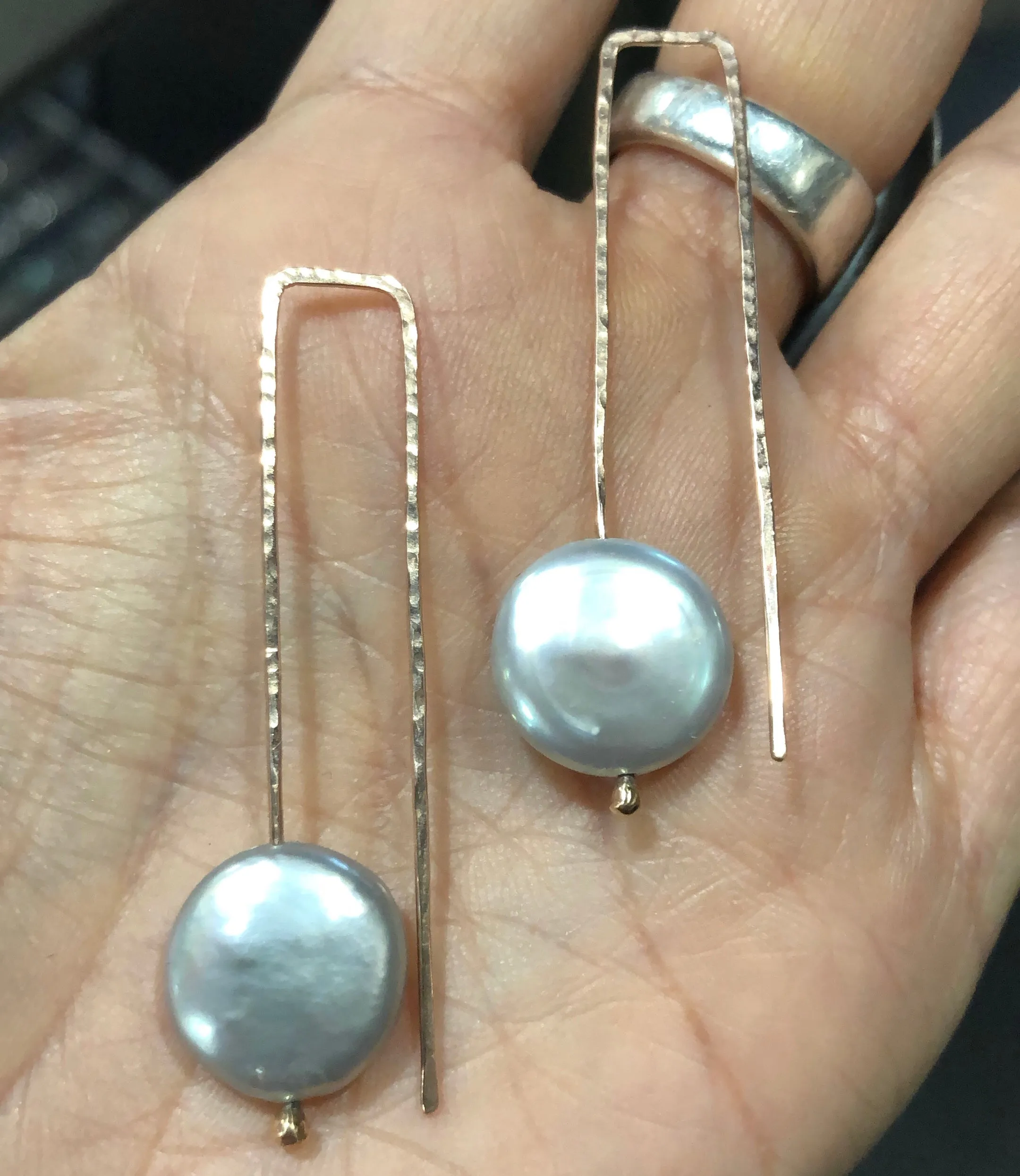 U Earrings in freshwater coin pearls and 14kgf